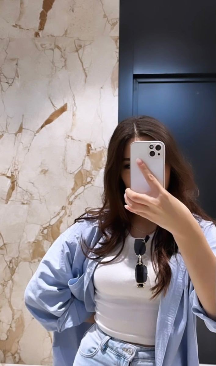 cute mirror selfie dp for instagram girl